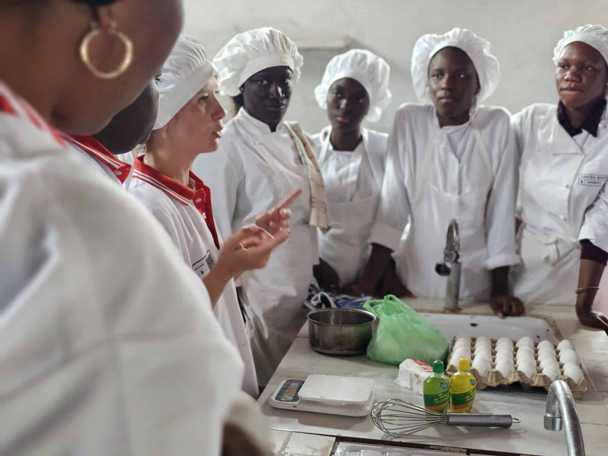 Les participants à la formation écoutent les consignes du formateur.