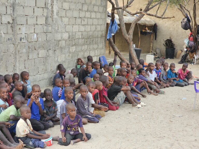 Les enfants attendent la distribution des maillots.