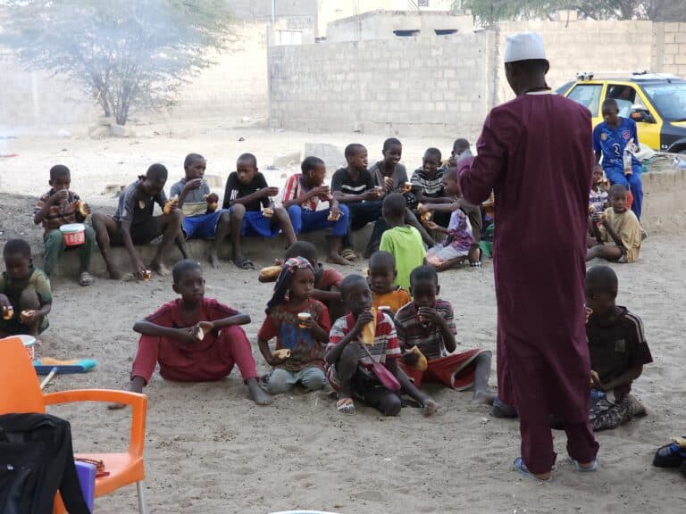 Distribution de goûters aux enfants défavorisés.