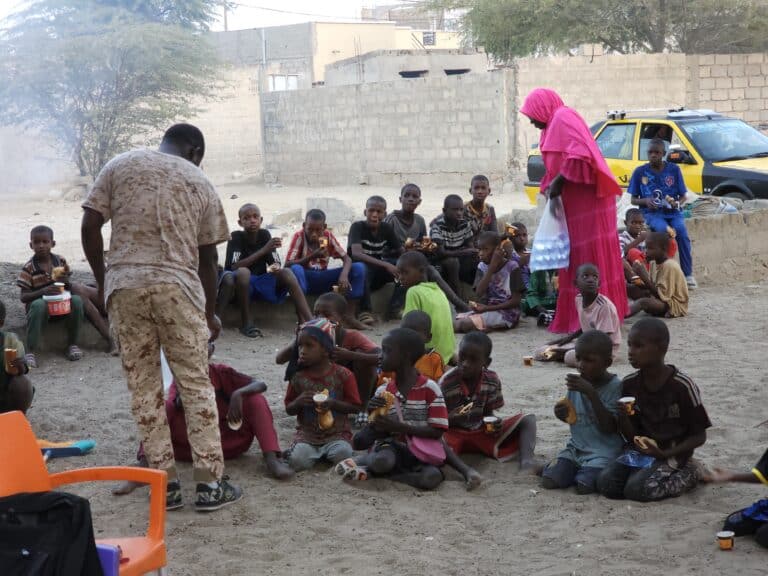 Distribution de goûters aux enfants défavorisés.