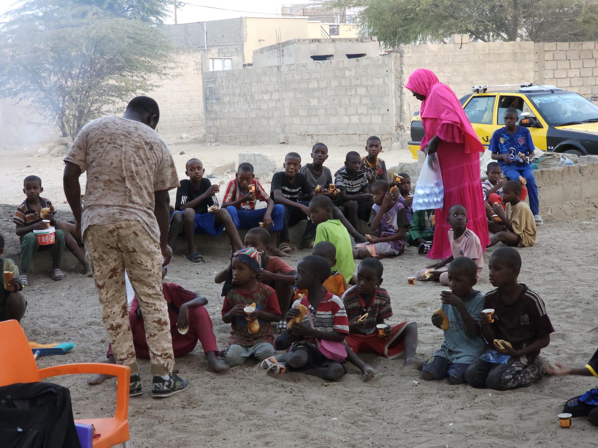 Distribution de goûters aux enfants défavorisés.