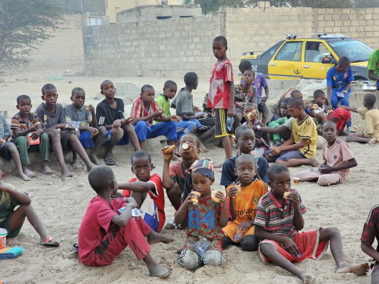 Distribution de goûters aux enfants défavorisés.