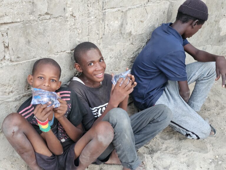 Les enfants défavorisés profitent des goûters distribués.